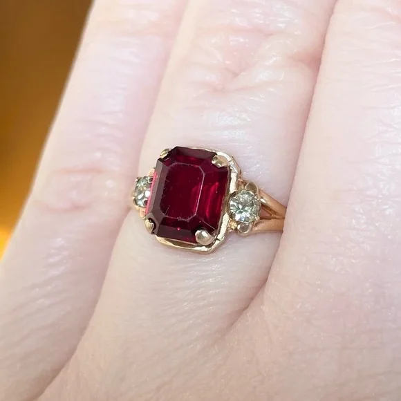 10K Vintage PSCO Red Glass Rhinestone dark red garnet emerald cut statement ring - Picture 4 of 11